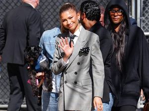Foto: Zendaya Seksi Pakai Setelan Tanpa Bawahan, Pamer Kaki Jenjang