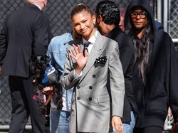 Foto: Zendaya Seksi Pakai Setelan Tanpa Bawahan, Pamer Kaki Jenjang