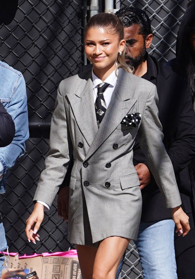 Zendaya juga memberikan twist seksi dengan menganulir bawahan sehingga mengekspos kakinya. Tren pantless sekali lagi masih menjadi tren. (Foto: Hollywood To You/Star Max/GC Images)
