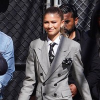 Zendaya juga memberikan twist seksi dengan menganulir bawahan sehingga mengekspos kakinya. Tren pantless sekali lagi masih menjadi tren. (Foto: Hollywood To You/Star Max/GC Images)