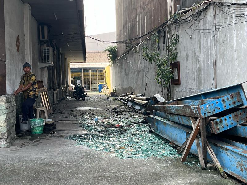 Kebakaran maut melanda toko bingkai di Jalan Mampang Prapatan, Jakarta Selatan, pada Kamis (18/4) malam. Bangunan di samping lokasi kebakaran ikut terdampak.