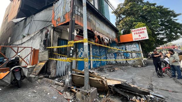 Kebakaran maut melanda toko bingkai di Jalan Mampang Prapatan, Jakarta Selatan, pada Kamis (18/4) malam. Bangunan di samping lokasi kebakaran ikut terdampak.