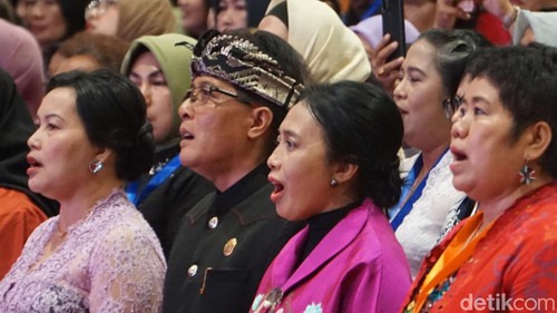 Giri Prasta dan Bintang Puspayoga saat hadir di acara Musyawarah Perempuan Nasional di Balai Budaya Giri Nata Mandala Pusat Pemerintahan (Puspem) Badung, Sabtu (20/4/2024). (Agus Eka detikBali)