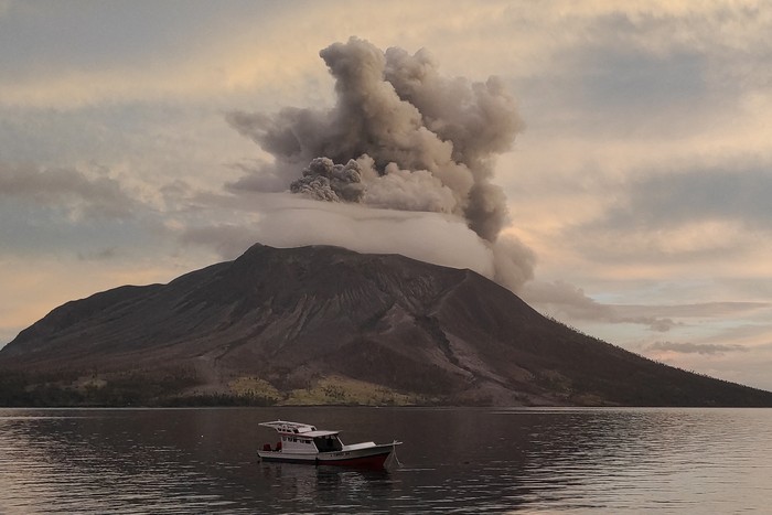 Mount Ruang volcano erupts in Sitaro, North Sulawesi, on April 19, 2024. A remote Indonesian volcano sent a tower of ash spewing into the sky on April 19, after nearly half a dozen eruptions earlier this week forced thousands to evacuate when molten rocks rained down on their villages. (Photo by Ronny Adolof BUOL / AFP)