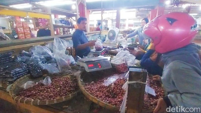 Pedagang bumbu yang berjualan bawang merah di Pasar Wage Purwokerto, Kabupaten Banyumas, Sabtu (20/4/2024).