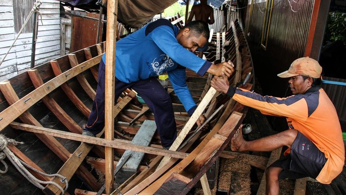 Intip Pembuatan Perahu Tradisional di Palangka Raya