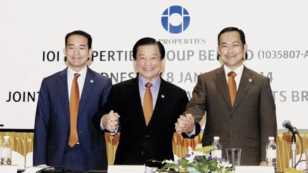Pendiri grup IOI, mendiang Lee Shin Cheng (tengah), menunjuk putra bungsunya Yeow Seng (kiri) untuk memimpin IOI Properties, dan putra sulungnya Yeow Chor (kanan) untuk memimpin bisnis perkebunan pada tahun 2014.