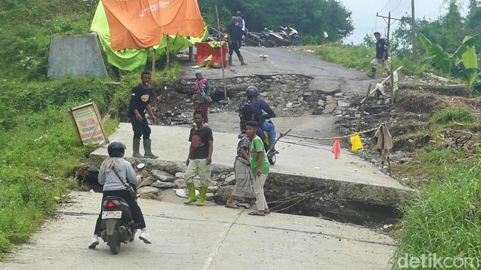 Jalur Banjarnegara–Dieng via Pejawaran ambles, tepatnya di Desa Ratamba Kecamatan Pejawaran, Banjarnegara.