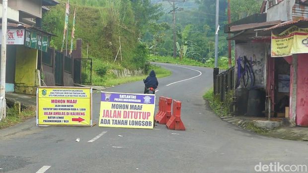 Jalur Banjarnegara–Dieng via Pejawaran ambles, tepatnya di Desa Ratamba Kecamatan Pejawaran, Banjarnegara.