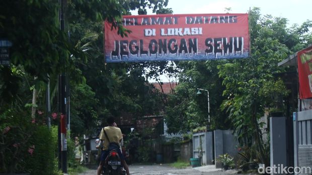 Kondisi jalan berlubang di Minomartani, Ngaglik, Sleman, Sabtu (20/4/2024).