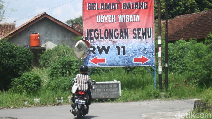 Kondisi jalan berlubang di Minomartani, Ngaglik, Sleman, Sabtu (20/4/2024).
