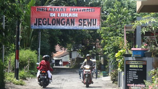 Kondisi jalan berlubang di Minomartani, Ngaglik, Sleman, Sabtu (20/4/2024).
