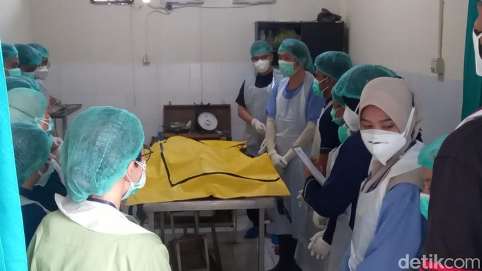Jenazah NKBA saat dilakukan autopsi di RS Bhayangkara Mataram, Sabtu (20/4/2024). (Ahmad Viqi/detikBali)