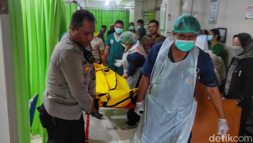Jenazah wanita yang ditikam mantan suami diautopsi di RS Bhayangkara Mataram.