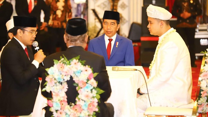 Jokowi Jadi Saksi Pernikahan Putra Wamenaker Afriansyah Presiden Joko Widodo dan Yanda Zaihifni Ishak menjadi saksi pada pernikahan putra Wakil Menteri Ketenagakerjaan RI (Wamenaker) Afriansyah Noor, yaitu Akmal Farhansyah Razzak dengan Nur Alaya Yusuf (putri dari Rahmat Yusuf) di Balai Samudera Jakarta, Sabtu (20/4/2024).