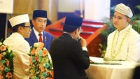 Presiden kemudian dipersilakan berjalan di depan untuk menuju meja akad nikah.