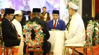 Seusai prosesi akad nikah, Presiden Jokowi melakukan sesi foto bersama dan menyalami kedua mempelai serta kedua orang tua mempelai.