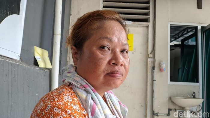 Kadek Budiartini, ibu kandung korban penusukan di Kota Mataram, Sabtu (20/4/2024). (Ahmad Viqi/detikBali)