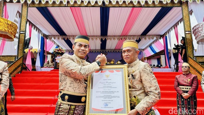 Kapolda Sulsel Irjen Andi Rian R Djajadi (kiri) menerima penghargaan dari Pj Bupati Bone Andi Islamuddin.