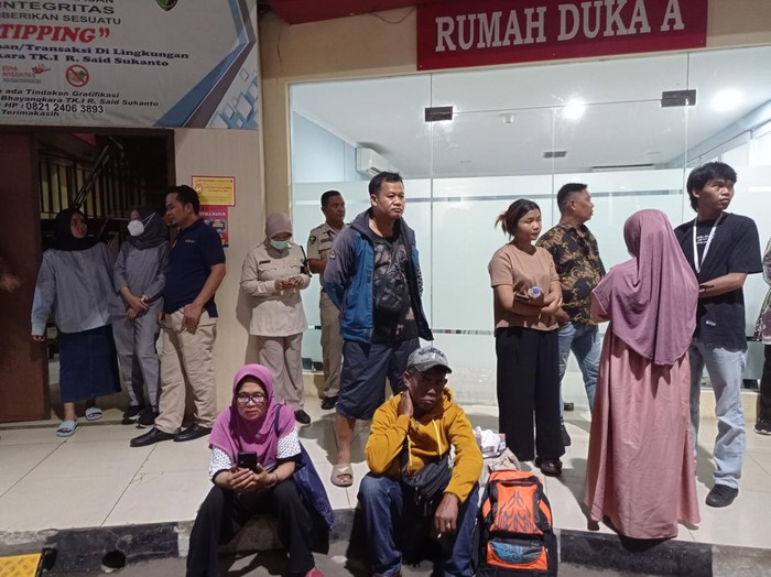 Keluarga korban kebakaran maut toko bingkai Mampang Prapatan datangi RS Polri (Taufiq/detikcom)