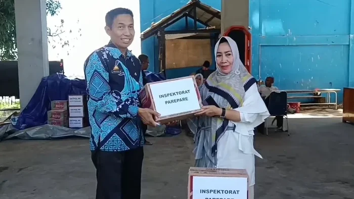 Kepala Pelaksana BPBD Parepare Irma Suryani (kanan) menerima bantuan dari Inspektorat Parepare untuk disalurkan ke korban longsor Tana Toraja.