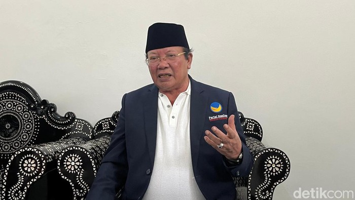 Ketua DPW Partai NasDem NTB Rumaksi saat sesi konferensi pers pada Sabtu (20/4/2024) di Kantor DPW NasDem NTB di Mataram. (Helmy Akbar / detikBali)