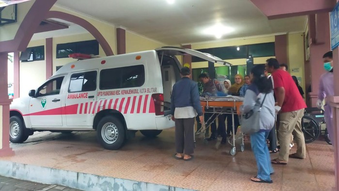 Korban balita yang tewas terseret arus gorong-gorong di Blitar dievakuasi ke RS