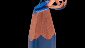 Ia menggunakan pisau kerajinan dengan mata pisau yang bisa diganti-ganti dan mikroskop untuk membuat pahatan pada ujung pensil. Foto: Boredpanda/Salavat Fidai