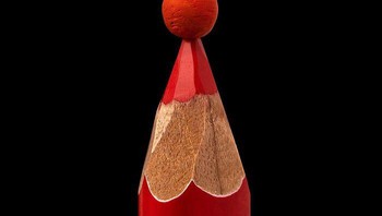 Selain itu ia menggunakan pensil sekolah biasa dengan ujung 2mm dan 5mm, yang bisa dibeli di toko mana pun. Foto: Boredpanda/Salavat Fida