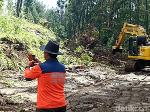 Jalur Utama Antarkecamatan di Trenggalek Masih Tertimbun Longsor