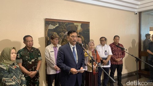 Luhut Pandjaitan memberikan soal pelaksanaan World Water Forum di Nusa Dua, Bali.