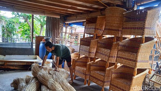 M As'ad saat mengecek bahan baku rotan. (Andika Syahputra/detikcom)