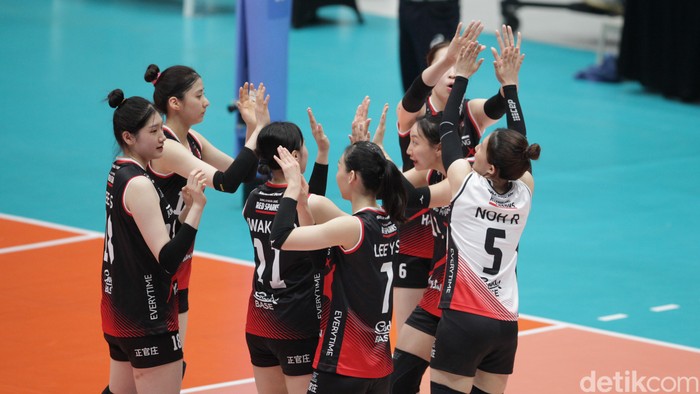 Red Sparks mengalahkan Indonesia All Star dalam eksibisi Fun Volleyball di Indonesia Arena. Red Sparks menang 3-2 dari Indonesia All Star.