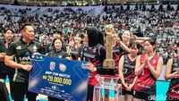 Menpora Dito Ariotedjo dan Agus Harimurti Yudhoyono (AHY) dari LavAni Allo Bank memberikan medali kepada pemain Red Sparks.