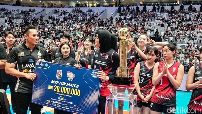 Red Sparks mengalahkan Indonesia All Star dalam eksibisi Fun Volleyball di Indonesia Arena. Red Sparks menang 3-2 dari Indonesia All Star.