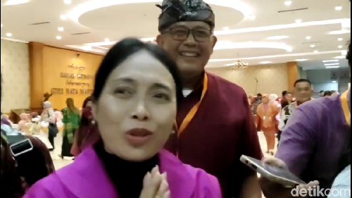 Menteri Pemberdayaan Perempuan dan Perlindungan Anak (PPPA) Bintang Puspayoga usai hadiri acara di Puspem Badung, Sabtu (20/4/2024). (Agus Eka/detikBali)