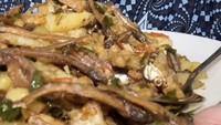 Ruben sejak dulu suka sekali masakan tradisional rumahan. Salah satunya oseng teri yang disantapnya dengan nasi putih. Foto: Instagram @ruben_onsu