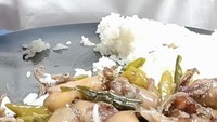 Selain teri, Ruben tak pernah bisa menolak menu oseng cumi dengan nasi putih hangat. Foto: Instagram @ruben_onsu