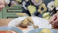 Sebelum syuting, Ruben sempatkan makan gulai ayam dan gulai telur di rumahnya. Foto: Instagram @ruben_onsu