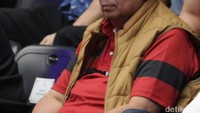 SBY memakai baju kerah merah dan rompi coklat. 