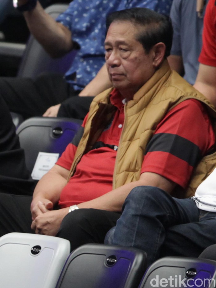Momen SBY Nonton Indonesia All Star vs Red Sparks Presiden ke-6 Susilo Bambang Yudhoyono (SBY) menonton laga Indonesia All Star vs Red Sparks di Indonesia Arena. Begini momennya.
