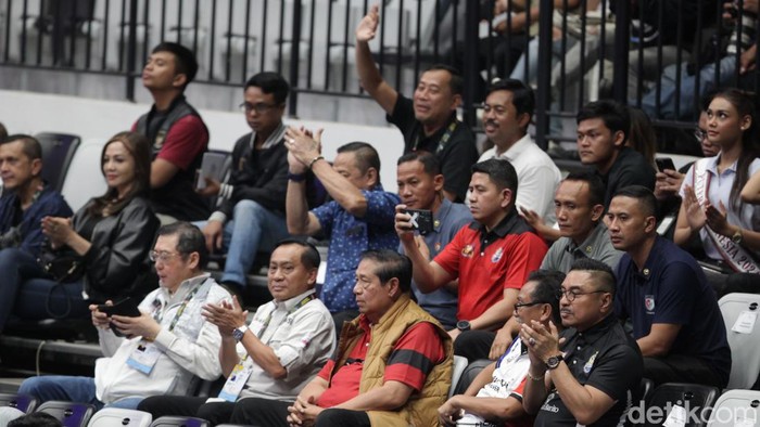 Momen SBY Nonton Indonesia All Star vs Red Sparks Presiden ke-6 Susilo Bambang Yudhoyono (SBY) menonton laga Indonesia All Star vs Red Sparks di Indonesia Arena. Begini momennya.