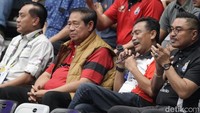 SBY duduk di samping Menteri Pemuda dan Olahraga (Menpora) Dito Ariotedjo.  