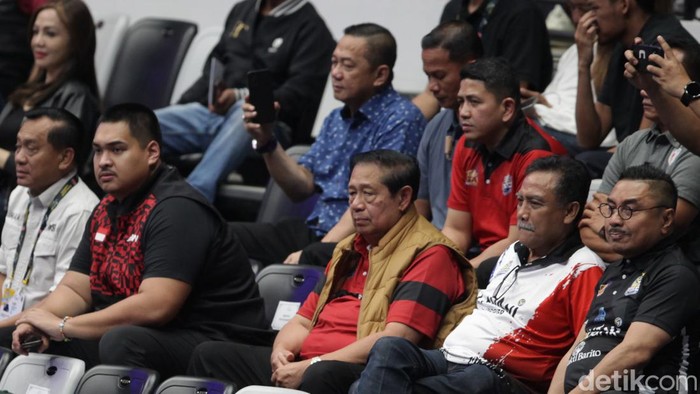 Presiden ke-6 Susilo Bambang Yudhoyono (SBY) menonton laga Indonesia All Star vs Red Sparks di Indonesia Arena. Begini momennya.