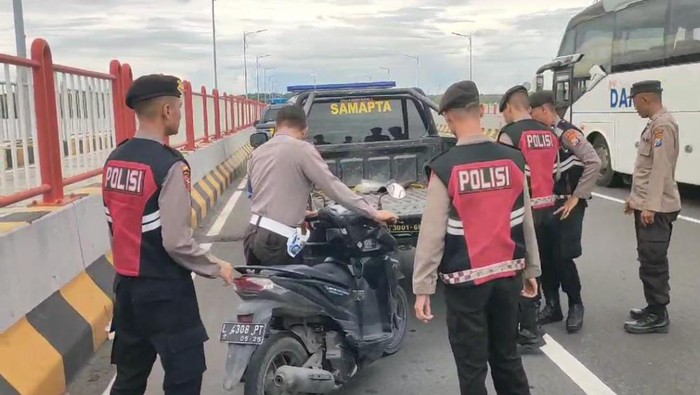 Motor milik Sutejo yang ditinggal di Suramadu dievakuasi petugas
