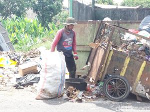 Cerita Mustofa Si Pengangkut Sampah, Pencarian Nafkah Sekaligus Ibadah