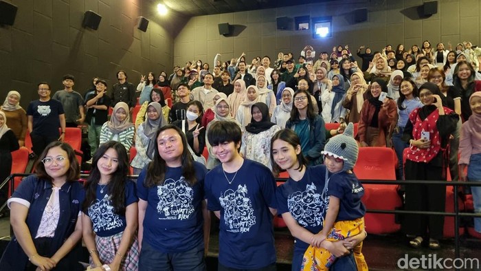 Para pemeran film Dua Hati Biru saat di Jogja, Sabtu (20/4/2024).