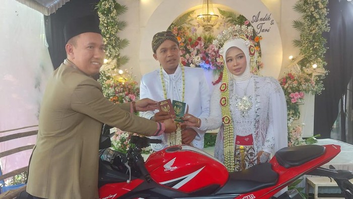 Pasangan pengantin di Ponorogo Andik dan Puji nikah dengan mahar Honda CBR