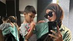7 Penampilan Paula Verhoeven yang Pelan-pelan Belajar Berhijab