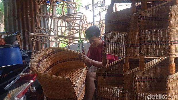 Pekerja di Handcraft dan Home Decor M As'ad sedang melakukan finishing pembuatan kursi (Andika Syahputra/detikcom)